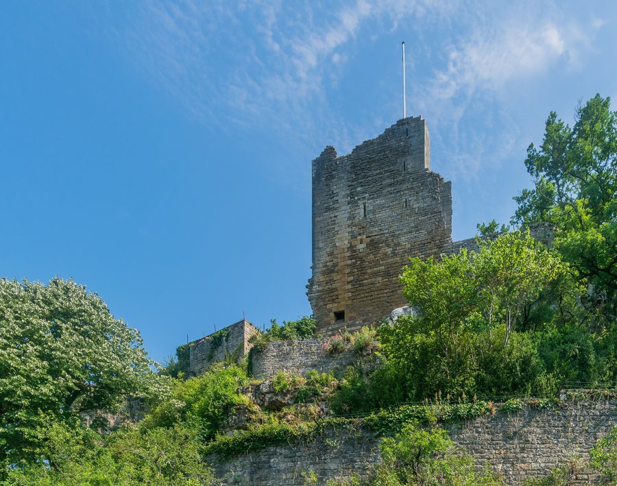 File:Ancient royal Castle of Caylus 01.jpg