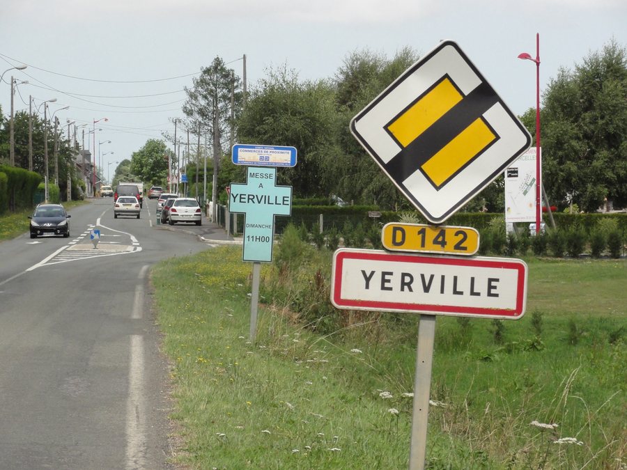 File:Yerville (Seine-Mar.) entrée.jpg