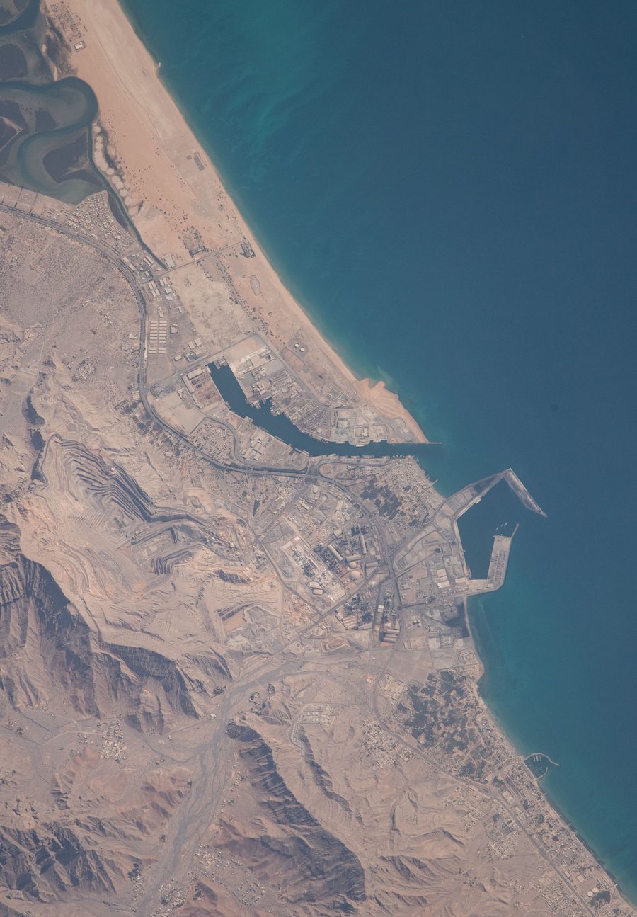 Veduta aerea della costa di Ras Al Khaimah sul Golfo Arabico con una catena montuosa sullo sfondo