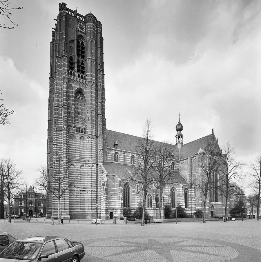 Overzicht van de zuidgevel met kerktoren van de Sint-Petruskerk in Oirschot