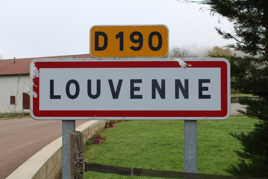 File:Panneau entrée Louvenne Val Suran 1.jpg