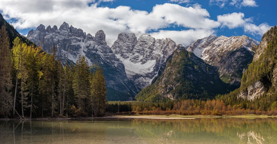 Dolomitengipfel der Cristallo-Gruppe über dem Lago di Landro