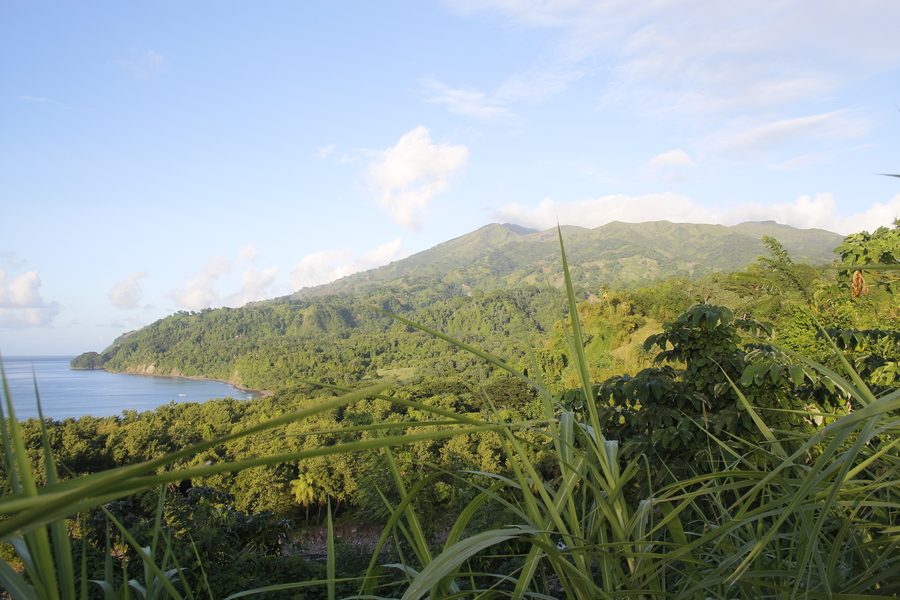 Blick von Richmond auf den Vulkan La Soufrière an der Leeward-Küste von St. Vincent und die Grenadinen