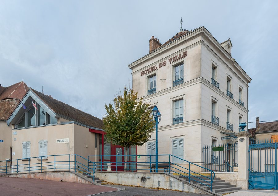 File:Town hall of Villeneuve-la-Guyard (3).jpg