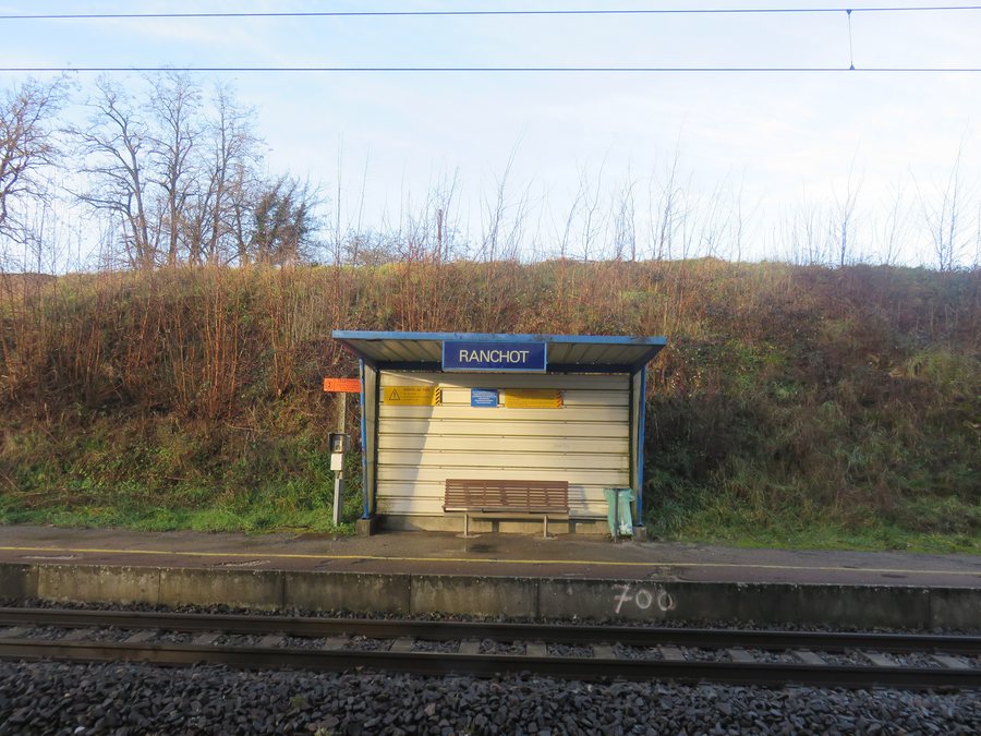 File:Gare de Ranchot - Abri voie 1.JPG