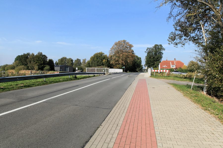 Burgstraße mit Brücke über den Nordgeorgsfehnkanal in Detern