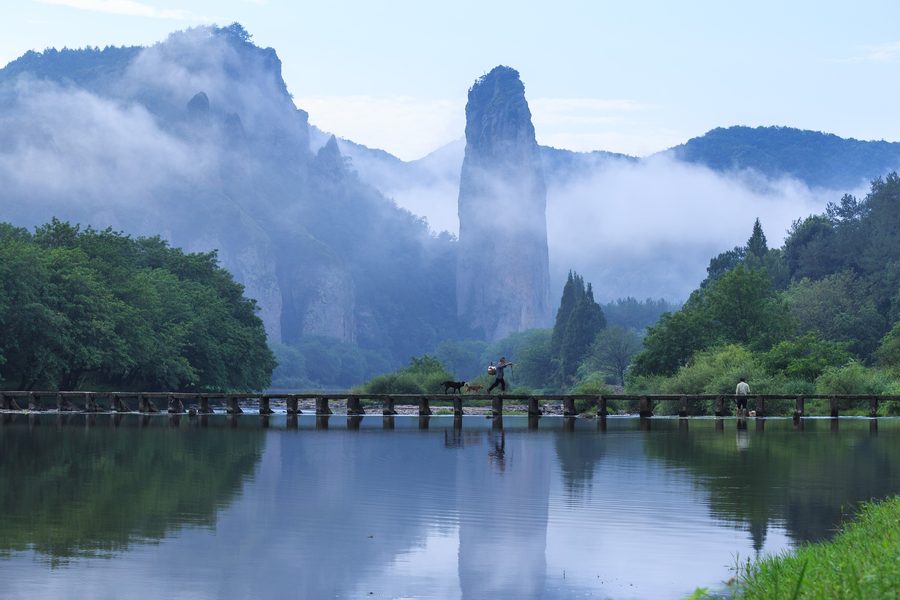 Dinghu Peak mit der Shiliang-Brücke im Xiandu Scenic Area bei Jinyun, Lishui