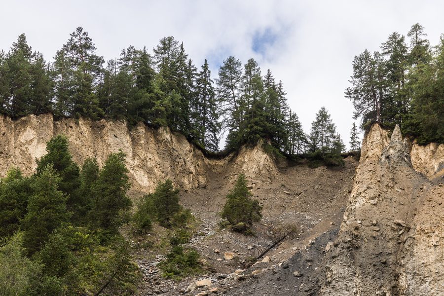 Paesaggio di erosione sopra la strada di montagna da Sent verso Val Sinestra