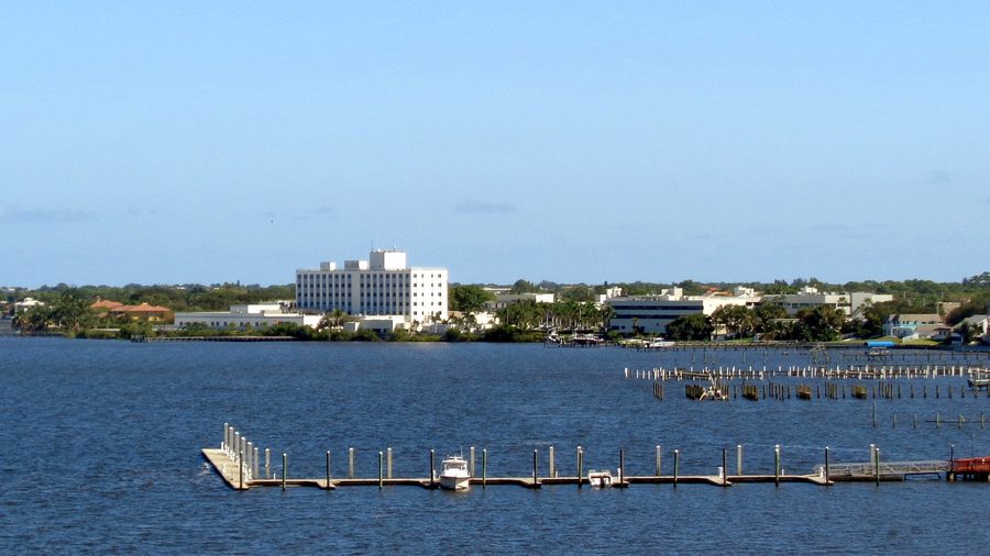 Vista del centro di Stuart, Florida, guardando a sud-est dal Roosevelt Bridge