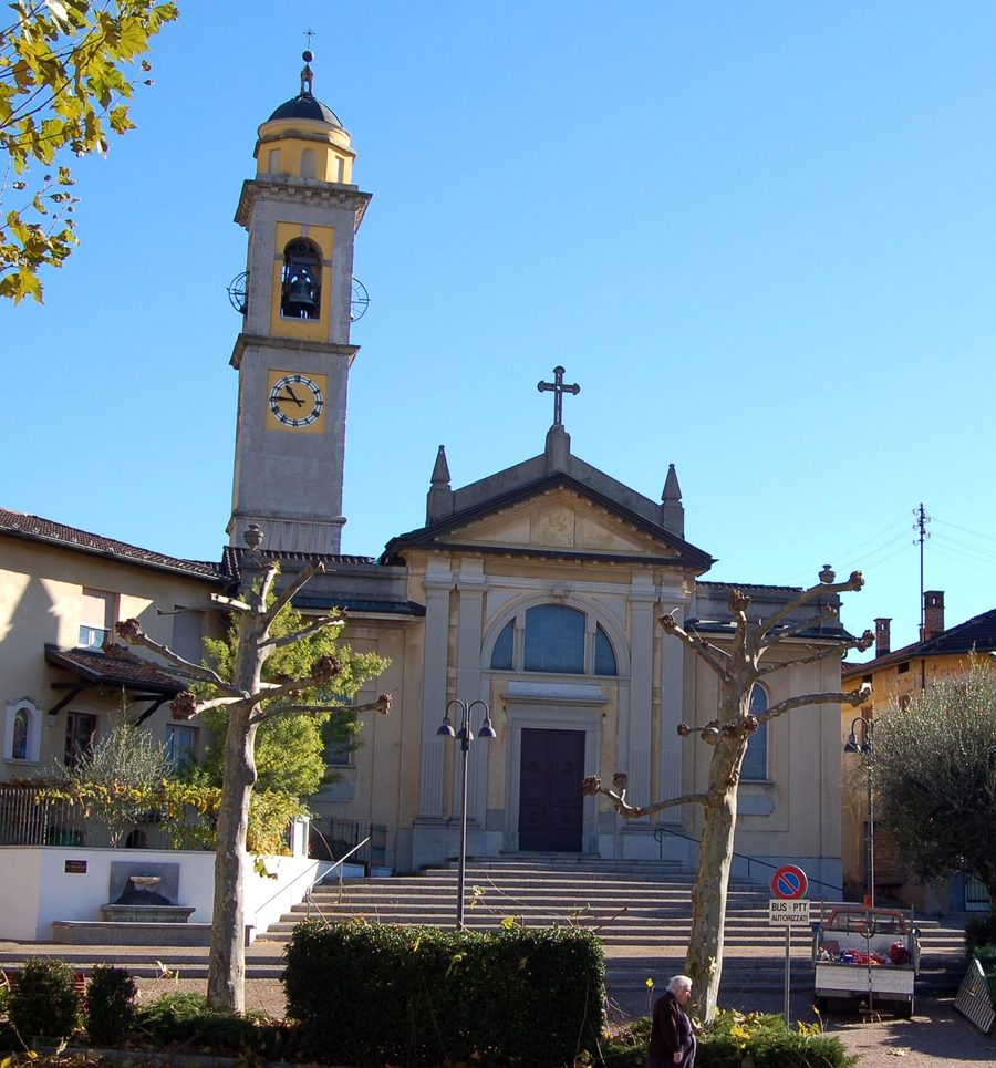 Aussenansicht der Kirche Santa Croce in Vacallo im Tessin
