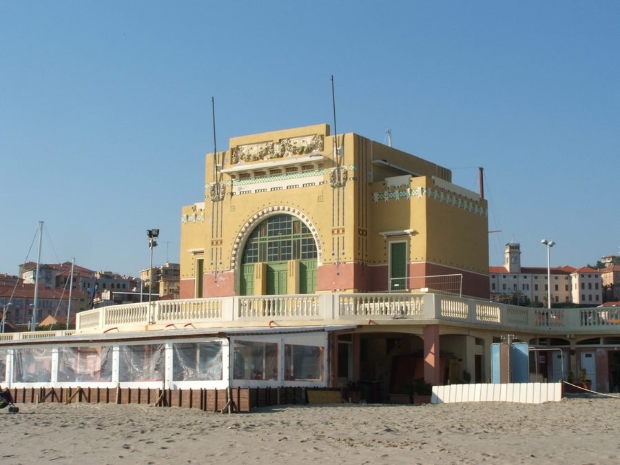 Spiaggia d’Oro nella frazione di Porto Maurizio di Imperia