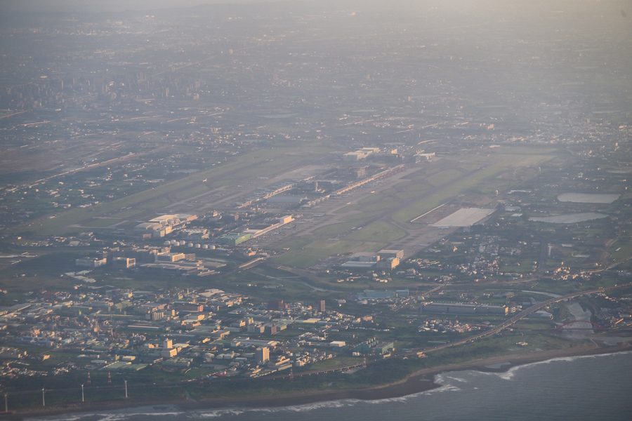 Blick auf den Taiwan Taoyuan International Airport aus einem abfliegenden Flugzeug