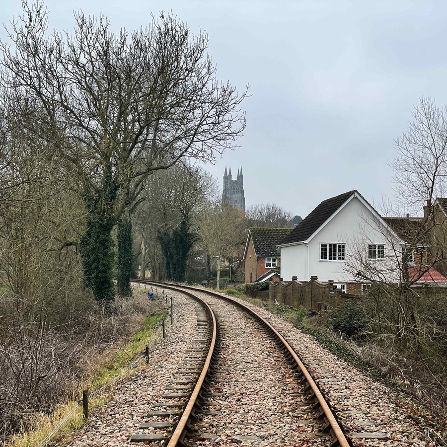 Treno della Kent and East Sussex Railway che viaggia verso Tenterden attraverso la campagna