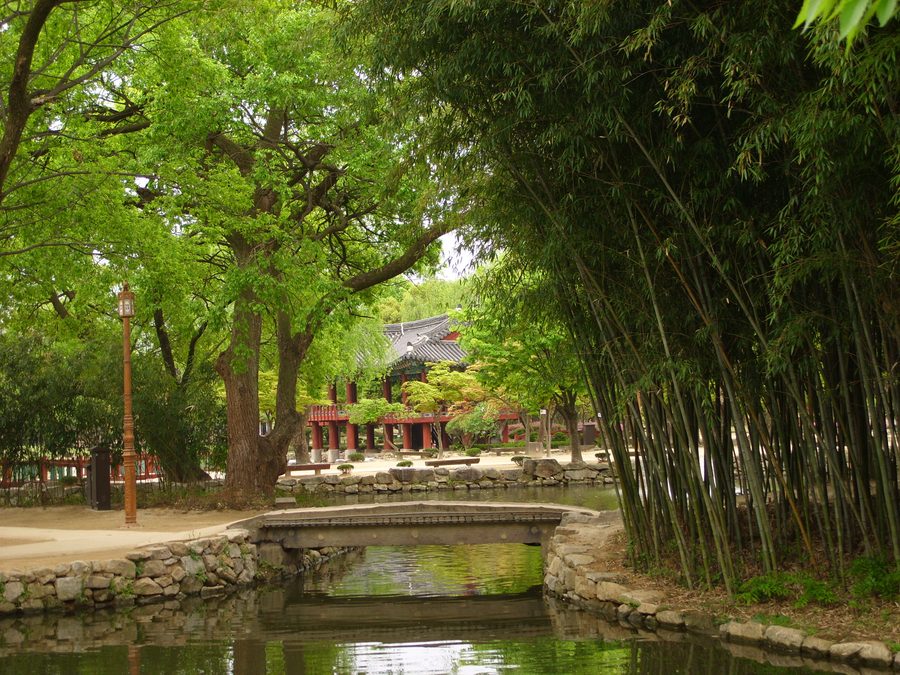 Gwanghalluwon-Garten in Namwon mit traditioneller Gartenarchitektur
