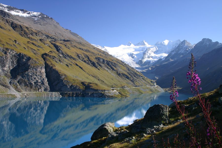 Lac de Moiry turchese con paesaggio montano e ghiacciaio di Moiry sullo sfondo