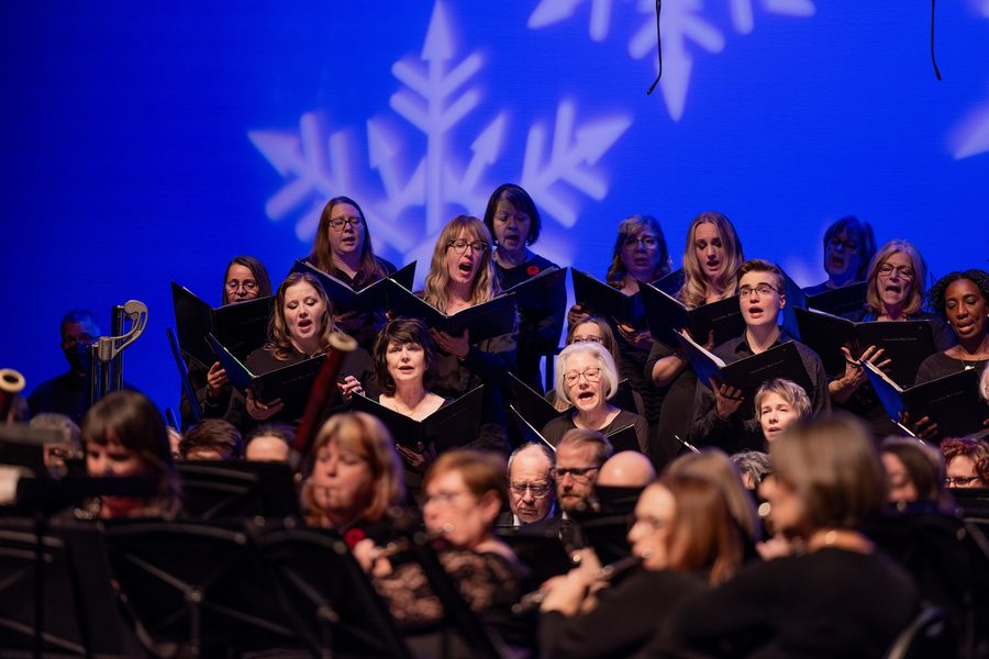 Coro e banda da concerto che si esibiscono al Winspear Centre di Edmonton.