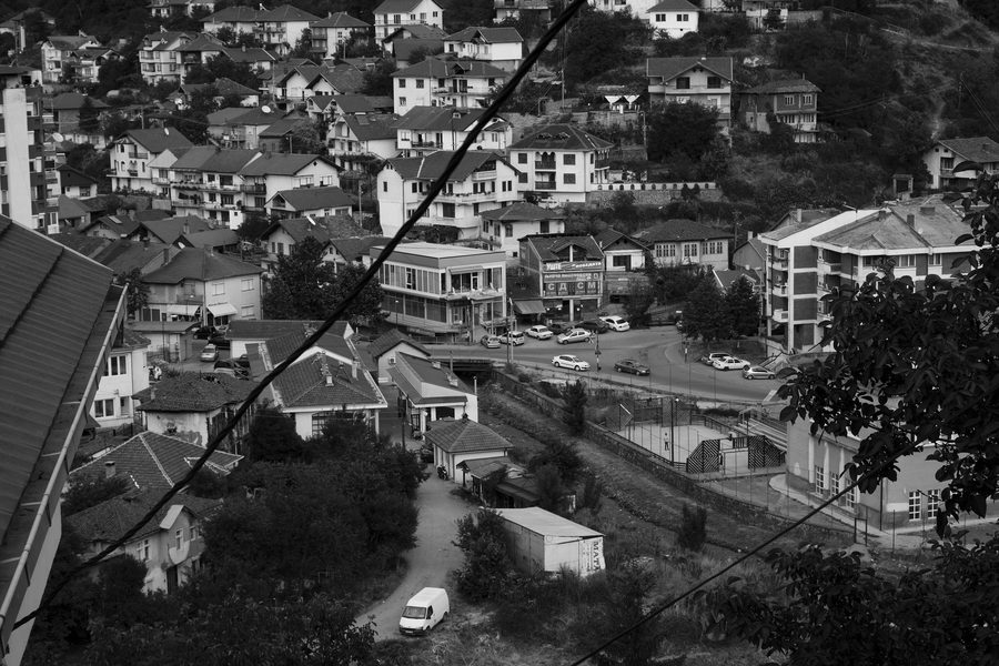 Blick auf die Stadt Kriva Palanka in Nordmazedonien von einem Hang aus