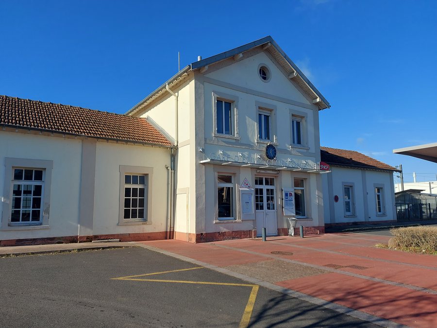 File:Bâtiment voyageurs d'Étival-Clairefontaine.jpg