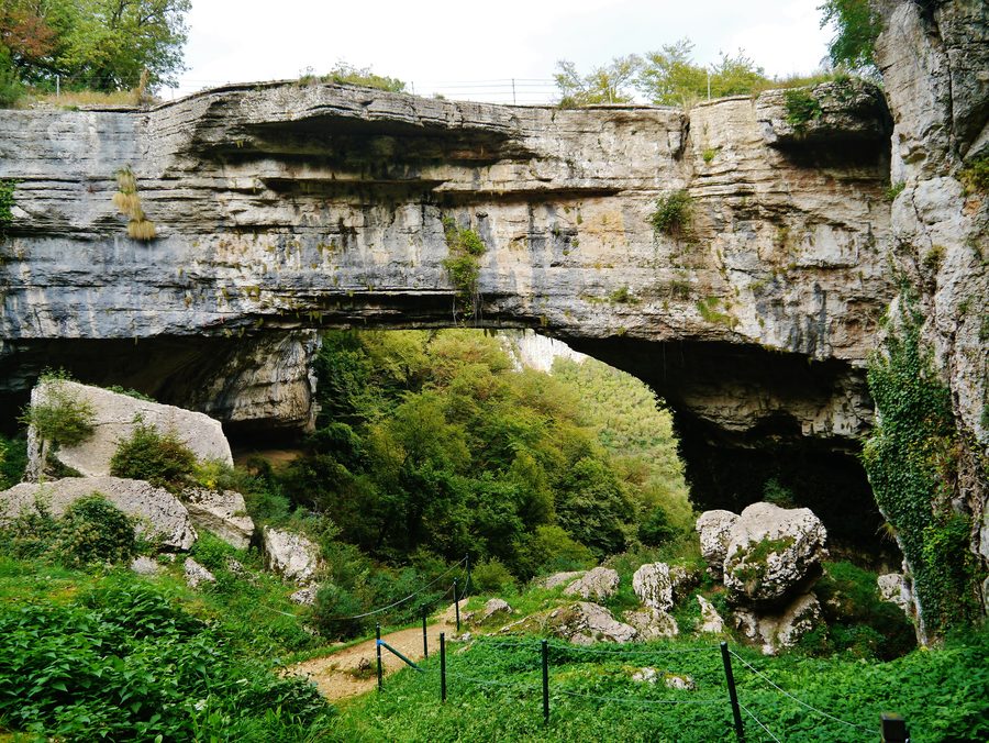 Natürlicher Karstbogen Ponte di Veja bei Sant'Anna d'Alfaedo im Veneto