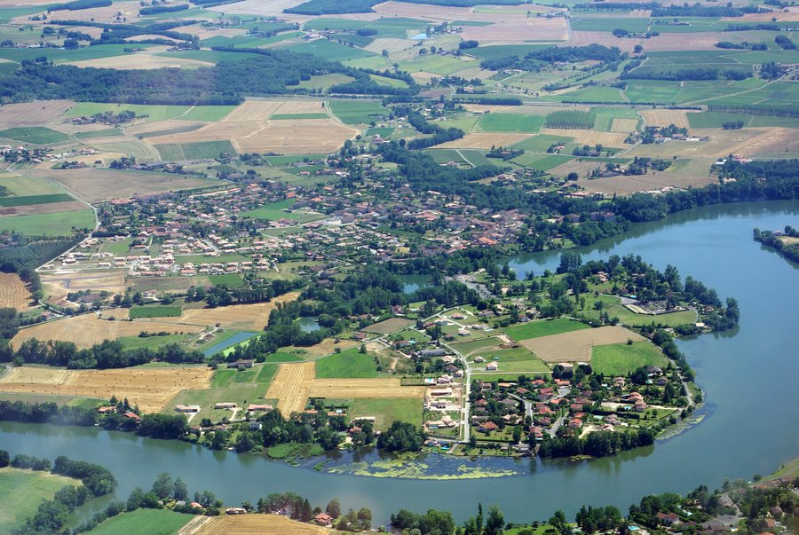 File:Aerial-photo-Lagrave-Tarn.jpg