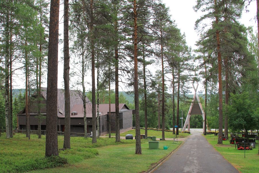 Cimitero di Sinettä a Rovaniemi con cappella e campanile d'ingresso
