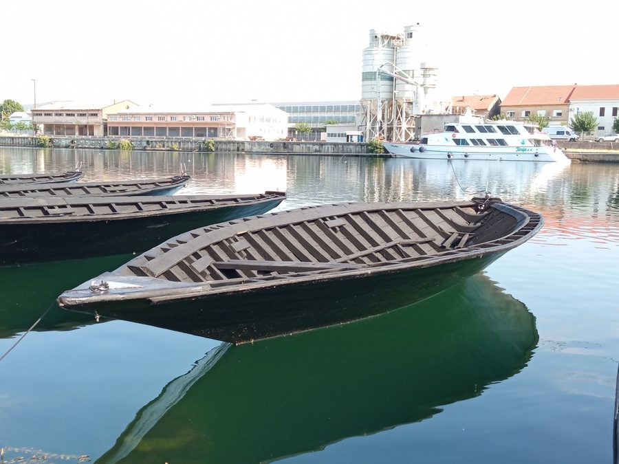 Imbarcazione tradizionale lađa della valle della Neretva nel porto di Metković