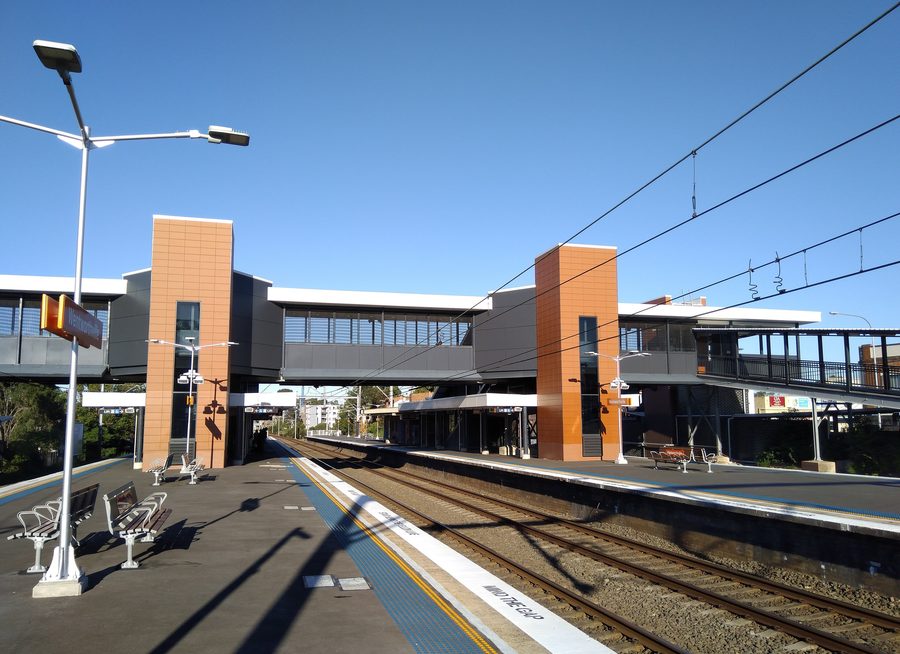 Bahnsteige und Fußgängerbrücke am Bahnhof Wentworthville