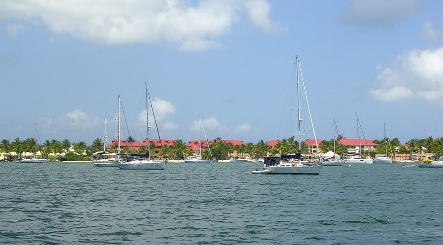 Case e barche a vela sulla costa di Sint Maarten