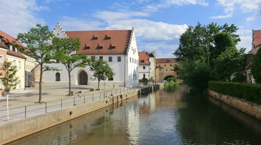 Vilspromenade in Amberg mit dem ehemaligen kurfürstlichen Zeughaus