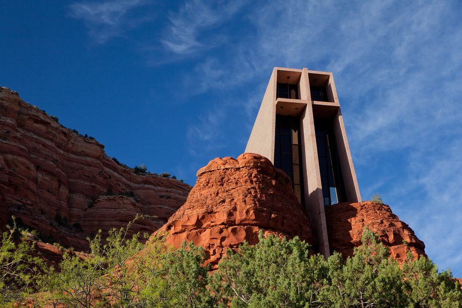 La Chapel of the Holy Cross che sorge dalle rocce rosse a Sedona, Arizona