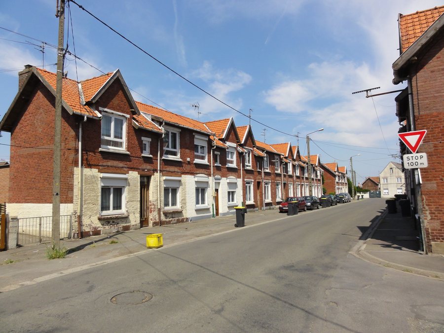 File:Liévin - Cités de la fosse n° 2 des mines de Liévin (04).JPG