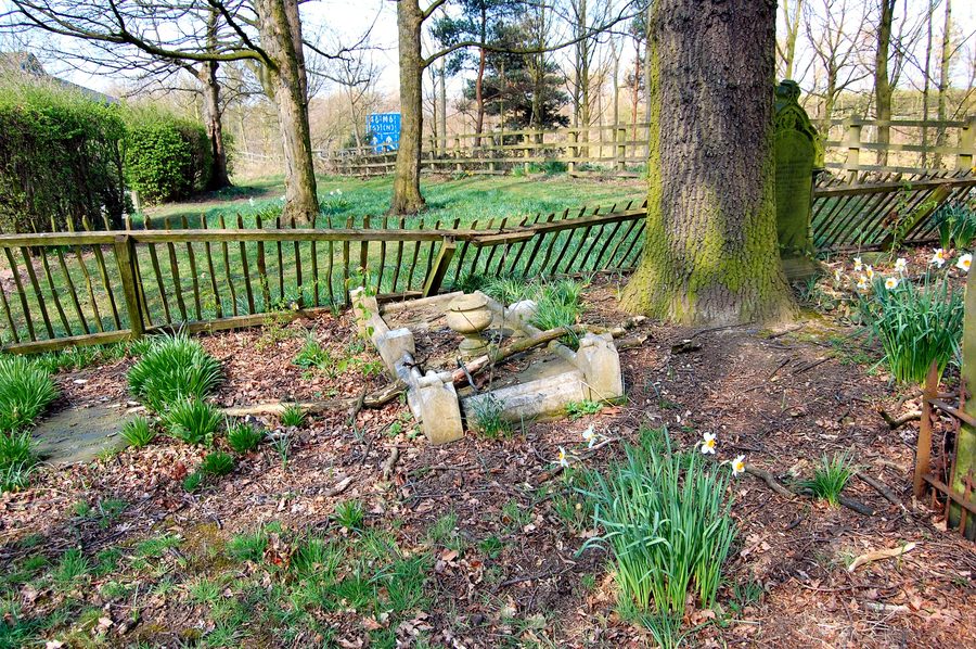 Cimitero dimenticato a Risley, Warrington, Cheshire