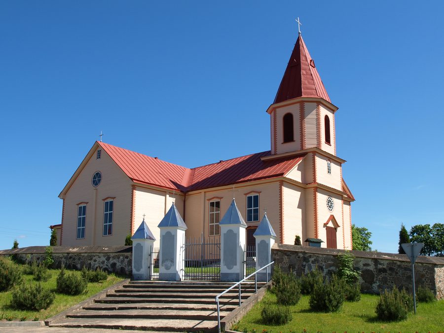 Außenansicht der Kirche von Rimšė im Bezirk Ignalina, Litauen