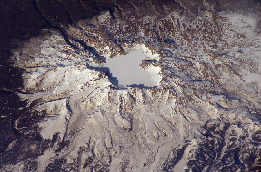 Blick auf den Kratersee und die Bergflanken des Paektu-san.
