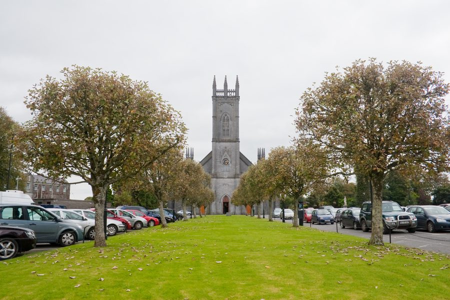 Facciata occidentale della Cattedrale dell’Assunzione a Tuam, contea di Galway
