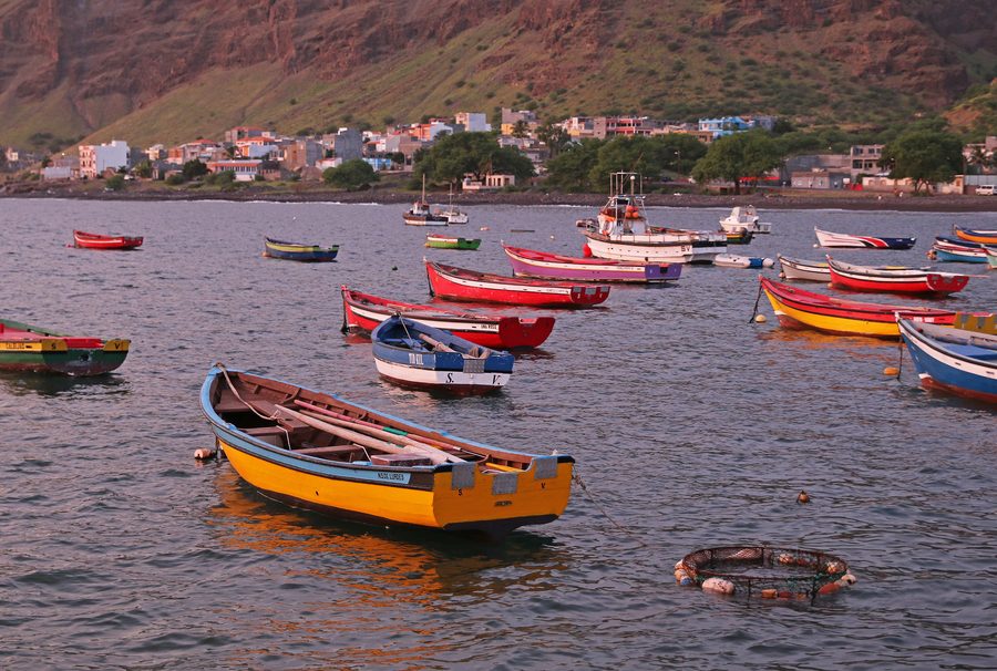 Piccole barche da pesca nel porto di Tarrafal a São Nicolau