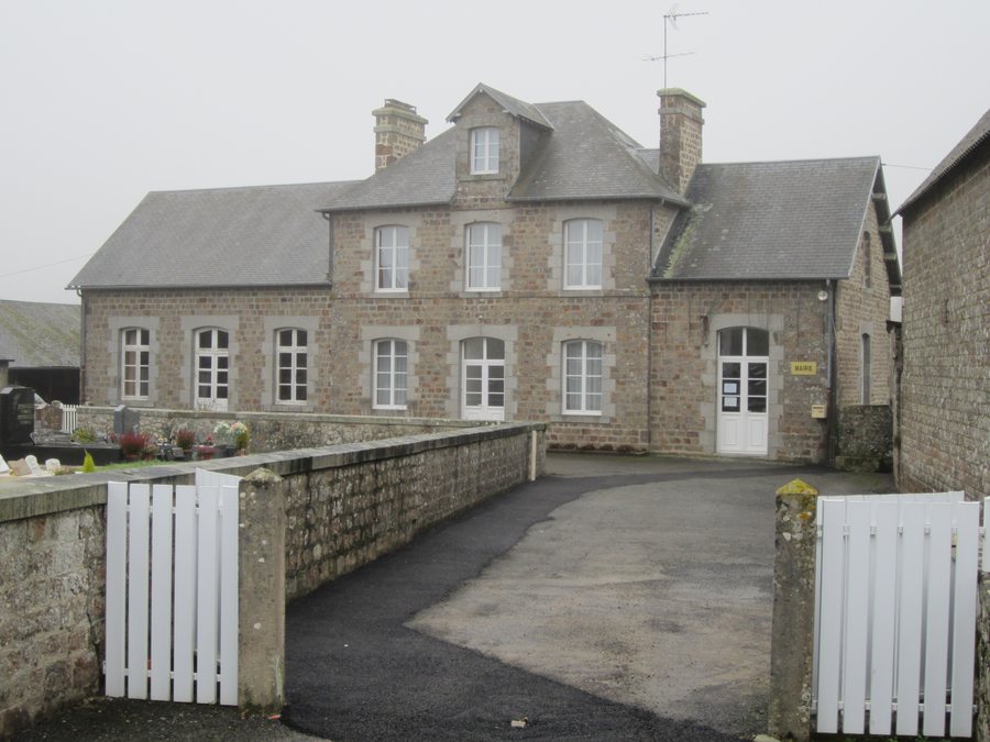 File:Montabot - Mairie.JPG