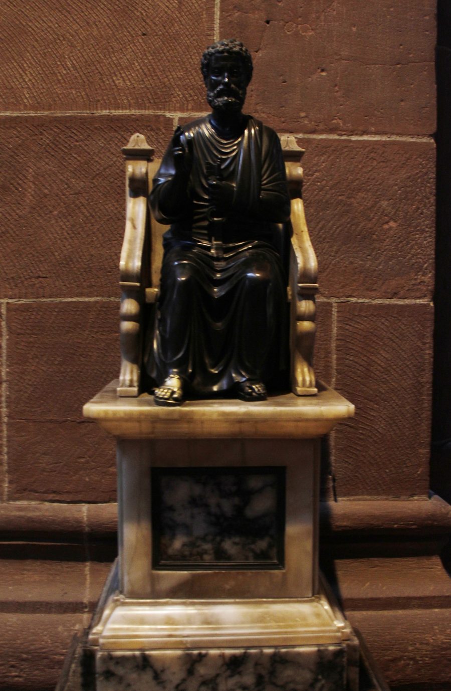 Wormser Dom mit einer Statue des heiligen Petrus in Worms