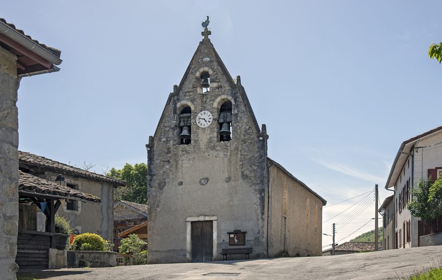 Glockengiebel der Kirche von Pujos in der Gemeinde Estadens im Département Haute-Garonne