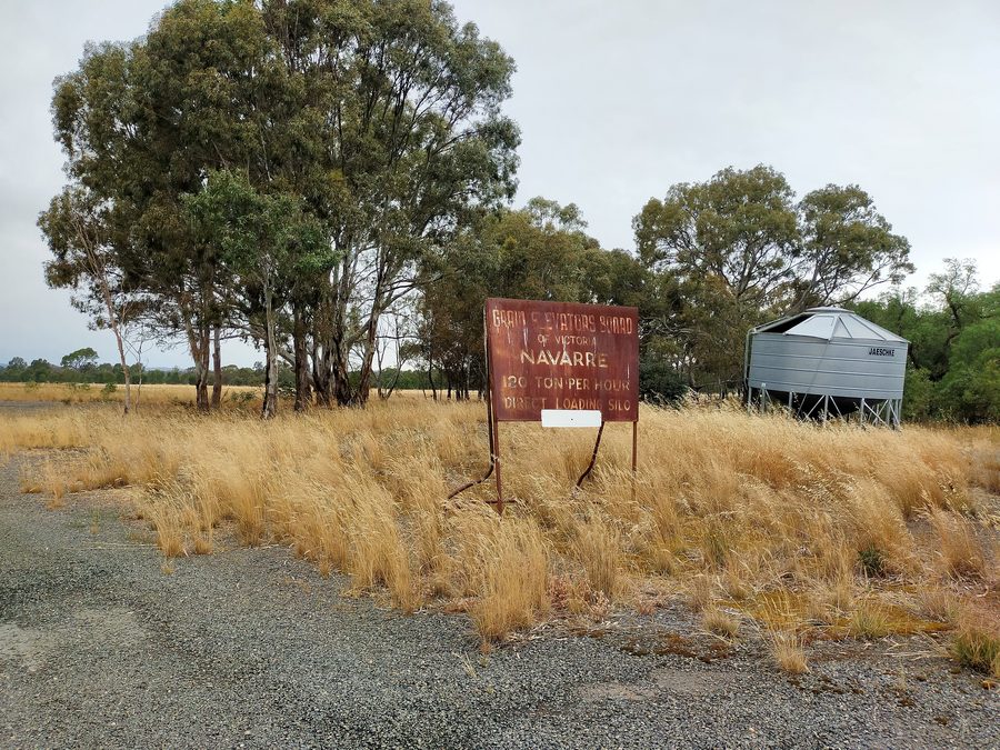 Hinweisschild am Bahnhof von Navarre in Victoria, Australien