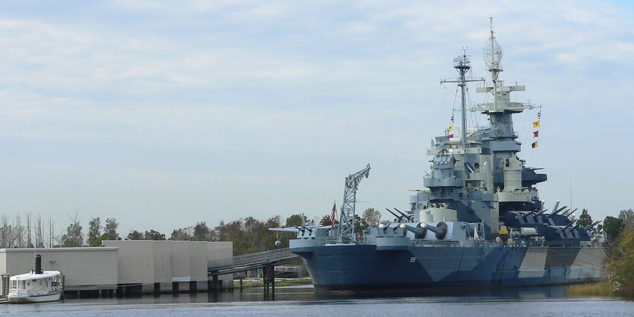 La nave da guerra USS North Carolina vicino alla foce del Cape Fear River a Wilmington