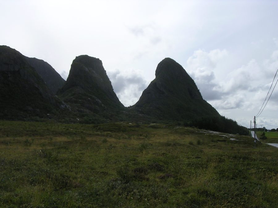 Le piccole montagne caratteristiche Eidebelgan sul lato occidentale dell’isola di Tomma presso Nesna.