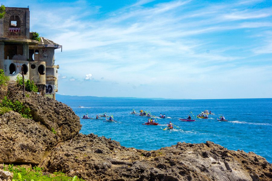 Parata fluviale tradizionale di pescatori su una spiaggia a Binongkalan, Catmon, Cebu, Filippine.