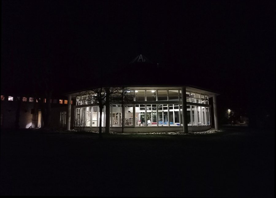 File:Bad Waldsee-Clinic Waldburg-Zeil-pool by night-01ASD.jpg