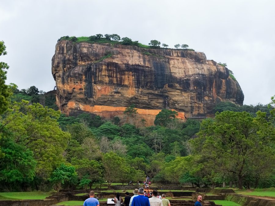 Der markante Felsen von Sigiriya mit sichtbaren Aufstiegswegen in Sri Lanka.
