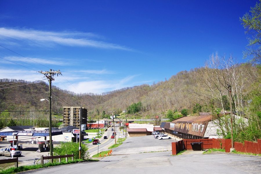 Geschäftszeile an der Main Street in Chapmanville, West Virginia, mit der US 119 im Hintergrund