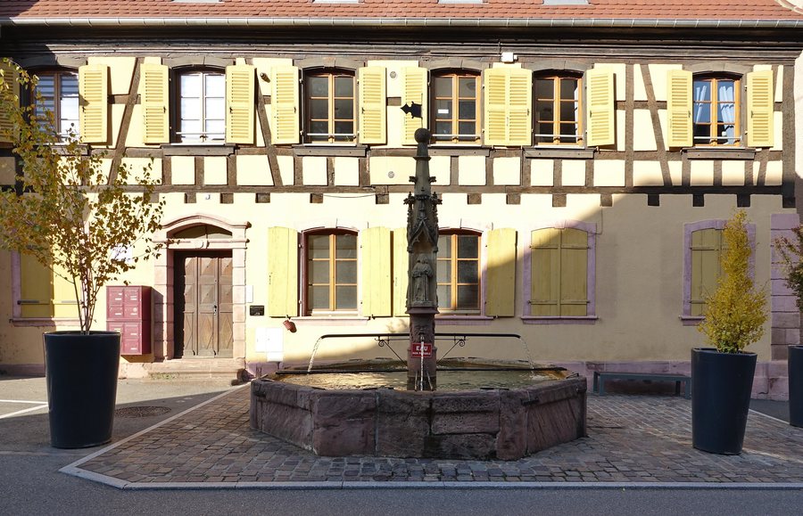 File:Fontaine gothique (Beblenheim).jpg