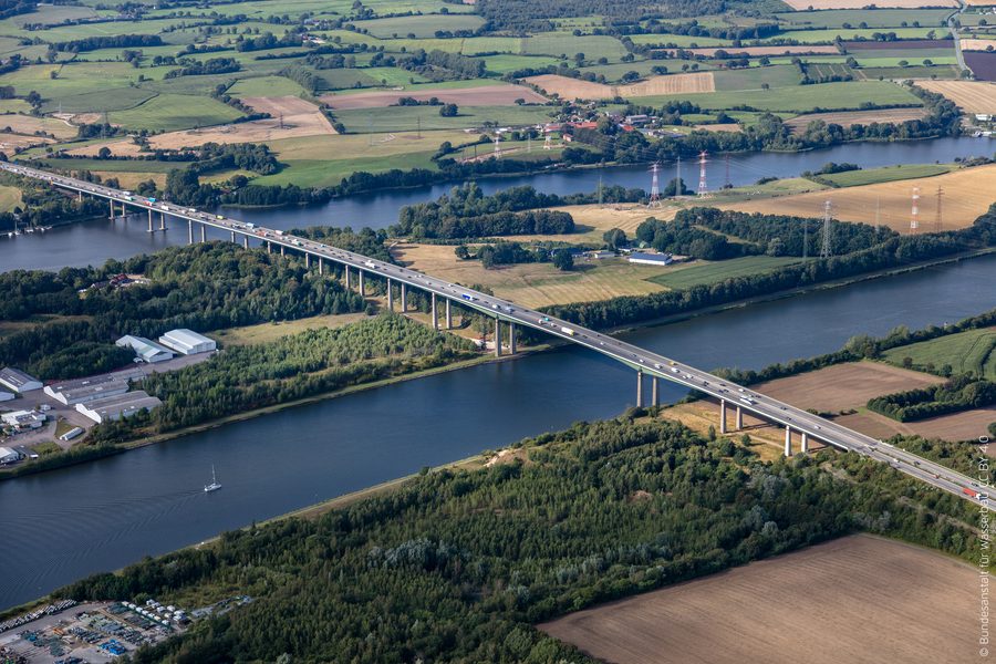 Luftaufnahme der Rendsburger Hochbrücke über dem Nord-Ostsee-Kanal bei Osterrönfeld