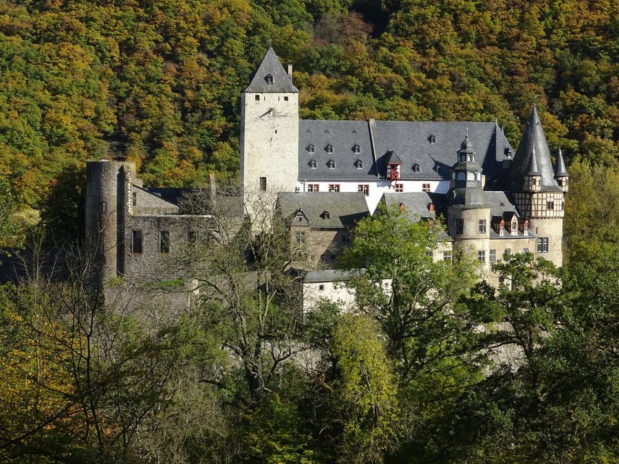 Schloss Bürresheim auf einem Felssporn im Nettetal bei Mayen