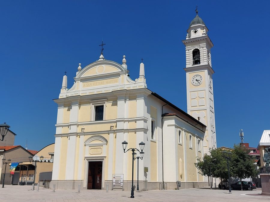 Außenansicht der Kirche San Vittore Martire in Locate di Triulzi